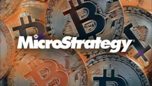 Hayes Warns of Market Decline as MicroStrategy Slows Bitcoin Buys